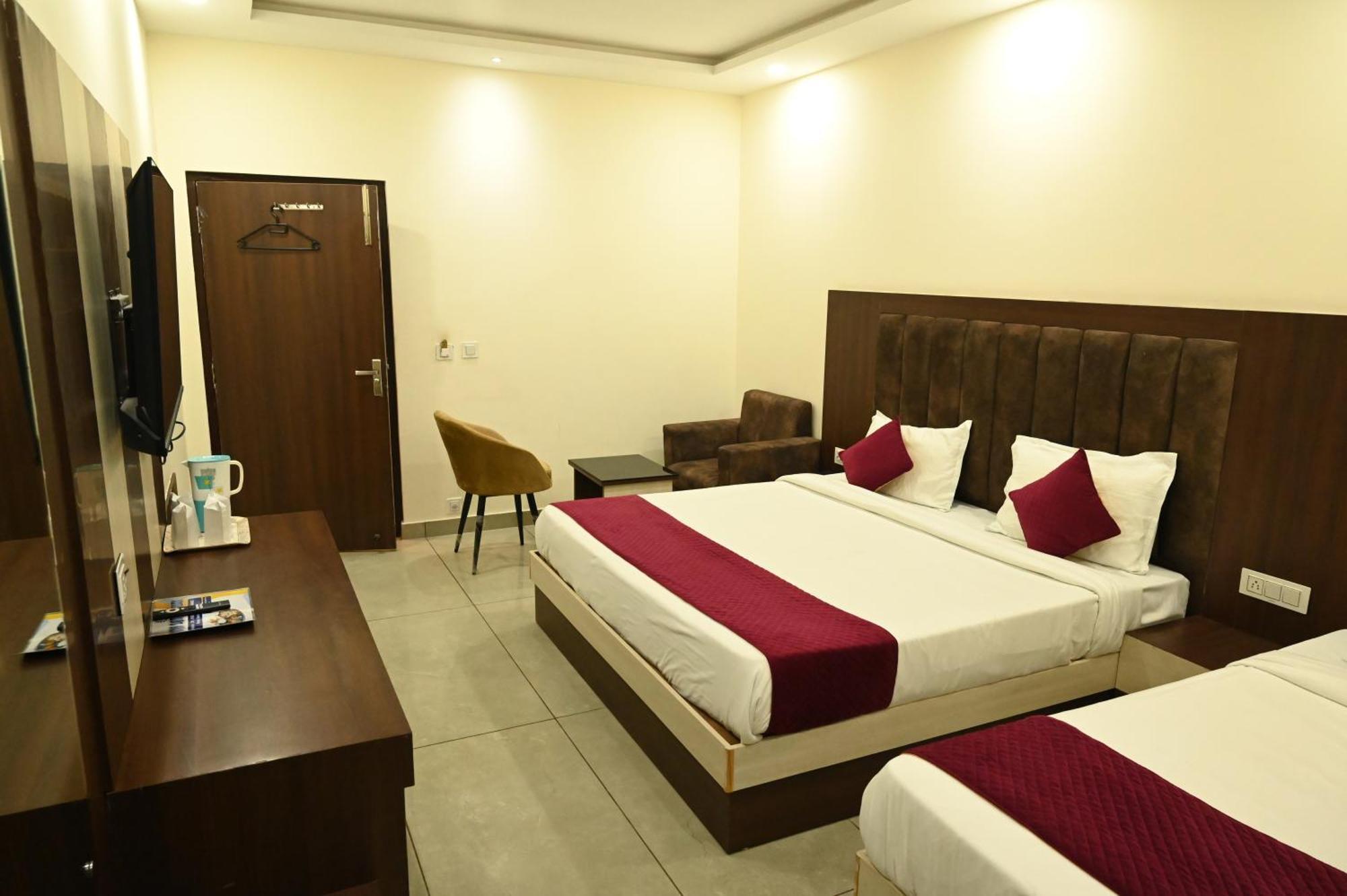 Satya Residency Hotell Katra  Exteriör bild